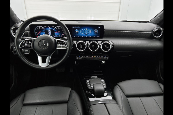Mercedes-Benz A-Klasse 180 Business Solution Luxury Ledkoplampen | Sfeerverlichting | Stoelverwarming | Parkeerpakket met achteruitrijcamera. Inclusief 48 maanden MB Certified garantie voor Europa.