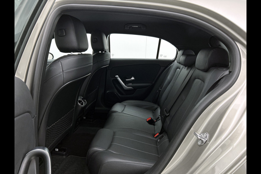 Mercedes-Benz A-Klasse 180 Business Solution Luxury Ledkoplampen | Sfeerverlichting | Stoelverwarming | Parkeerpakket met achteruitrijcamera. Inclusief 48 maanden MB Certified garantie voor Europa.