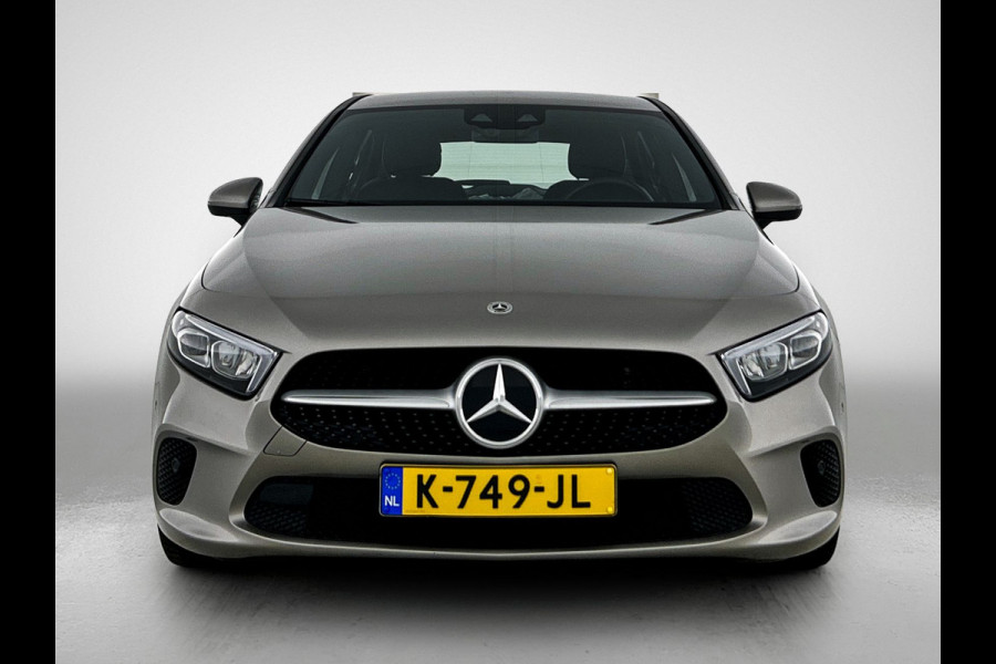 Mercedes-Benz A-Klasse 180 Business Solution Luxury Ledkoplampen | Sfeerverlichting | Stoelverwarming | Parkeerpakket met achteruitrijcamera. Inclusief 48 maanden MB Certified garantie voor Europa.