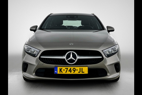 Mercedes-Benz A-Klasse 180 Business Solution Luxury Ledkoplampen | Sfeerverlichting | Stoelverwarming | Parkeerpakket met achteruitrijcamera. Inclusief 48 maanden MB Certified garantie voor Europa.