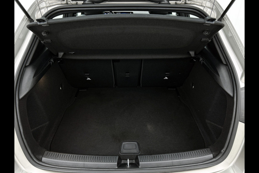 Mercedes-Benz A-Klasse 180 Business Solution Luxury Ledkoplampen | Sfeerverlichting | Stoelverwarming | Parkeerpakket met achteruitrijcamera. Inclusief 48 maanden MB Certified garantie voor Europa.