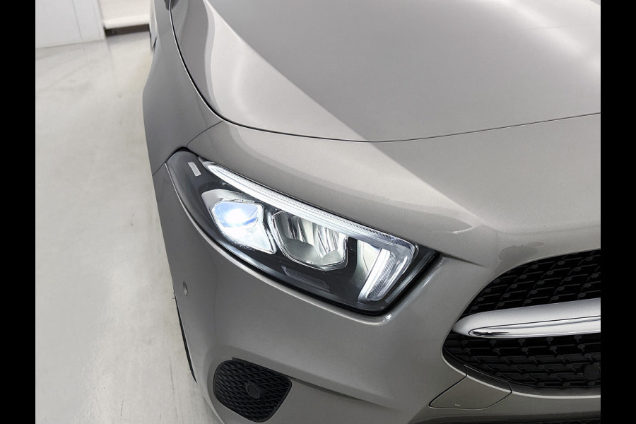 Mercedes-Benz A-Klasse 180 Business Solution Luxury Ledkoplampen | Sfeerverlichting | Stoelverwarming | Parkeerpakket met achteruitrijcamera. Inclusief 48 maanden MB Certified garantie voor Europa.