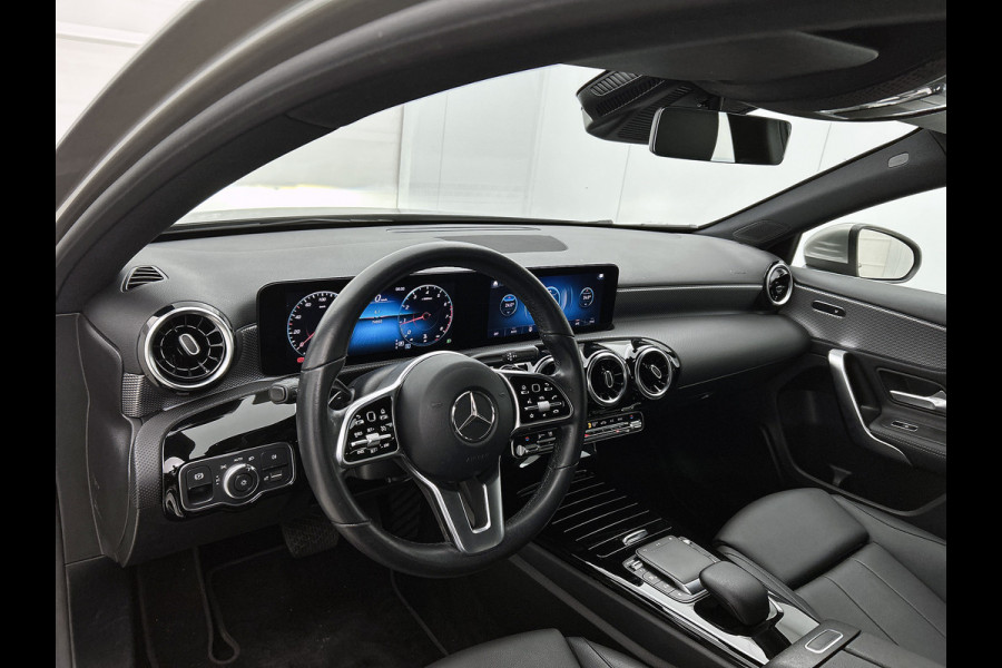 Mercedes-Benz A-Klasse 180 Business Solution Luxury Ledkoplampen | Sfeerverlichting | Stoelverwarming | Parkeerpakket met achteruitrijcamera. Inclusief 48 maanden MB Certified garantie voor Europa.