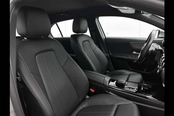 Mercedes-Benz A-Klasse 180 Business Solution Luxury Ledkoplampen | Sfeerverlichting | Stoelverwarming | Parkeerpakket met achteruitrijcamera. Inclusief 48 maanden MB Certified garantie voor Europa.