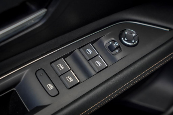 Peugeot 3008 1.6 HYbrid4 300 GT / Dode Hoek / Zwart Dak / Parelmoer Wit / Carplay