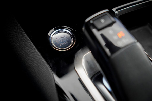 Peugeot 3008 1.6 HYbrid4 300 GT / Dode Hoek / Zwart Dak / Parelmoer Wit / Carplay