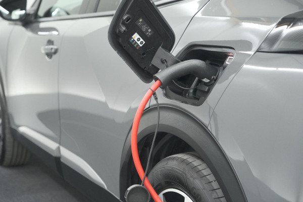 Peugeot e-2008 EV Allure 54 kWh | 3 Fase Laadfunctie | Camera | Navigatie | Apple Carplay