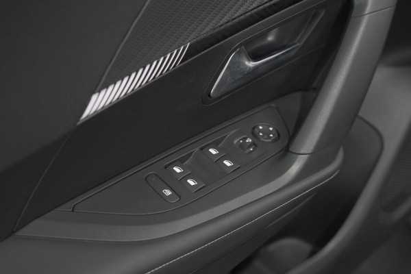 Peugeot e-2008 EV Allure 54 kWh | 3 Fase Laadfunctie | Camera | Navigatie | Apple Carplay