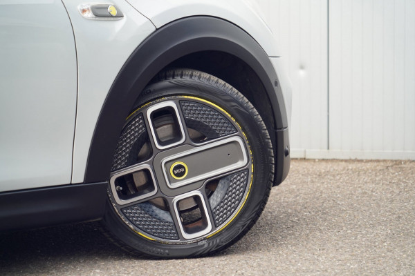 MINI Mini Electric Charged 33 kWh / Incl. BTW / Harman Kardon / Camera / Navi / Stoelverw. / Head-Up / Leder