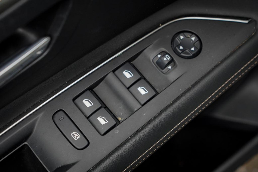 Peugeot 3008 1.6 HYbrid4 300 GT / Pano / Elek Klep / Carplay / Black Pack