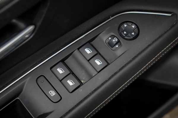 Peugeot 3008 1.6 HYbrid4 300 GT / Pano / Elek Klep / Carplay / Black Pack