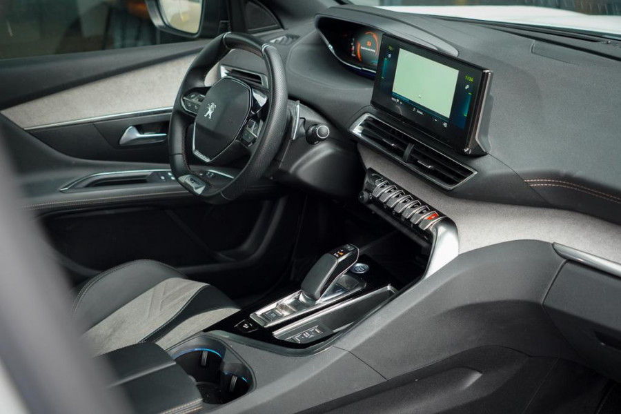 Peugeot 3008 1.6 HYbrid4 300 GT / Pano / Elek Klep / Carplay / Black Pack