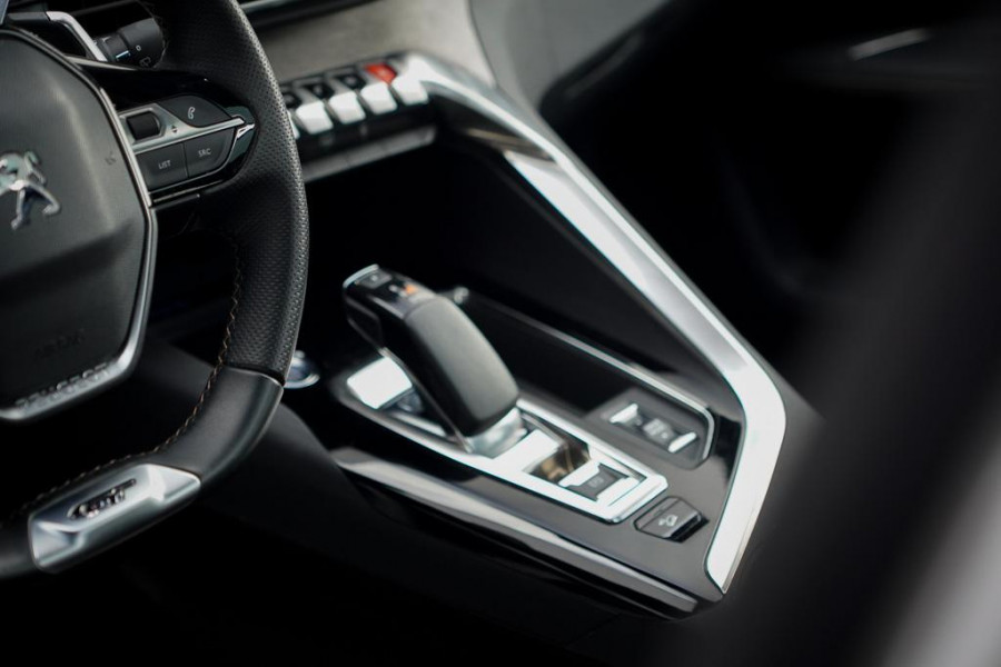 Peugeot 3008 1.6 HYbrid4 300 GT / Pano / Elek Klep / Carplay / Black Pack