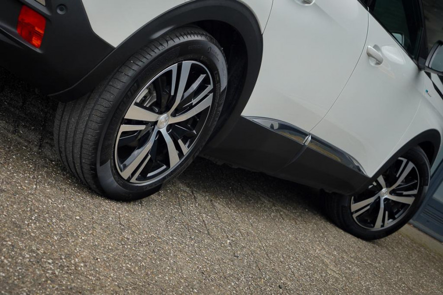 Peugeot 3008 1.6 HYbrid4 300 GT / Pano / Elek Klep / Carplay / Black Pack