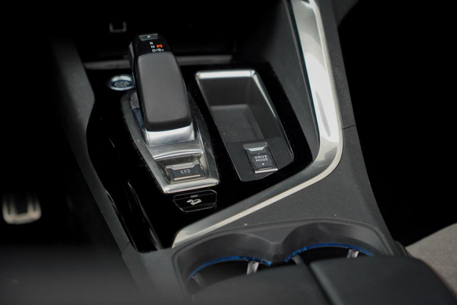 Peugeot 3008 1.6 HYbrid4 300 GT / Pano / Elek Klep / Carplay / Black Pack