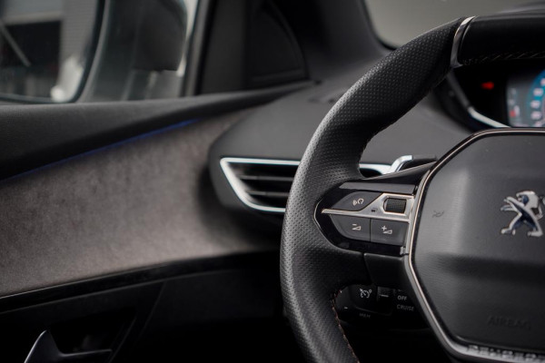 Peugeot 3008 1.6 HYbrid4 300 GT / Pano / Elek Klep / Carplay / Black Pack