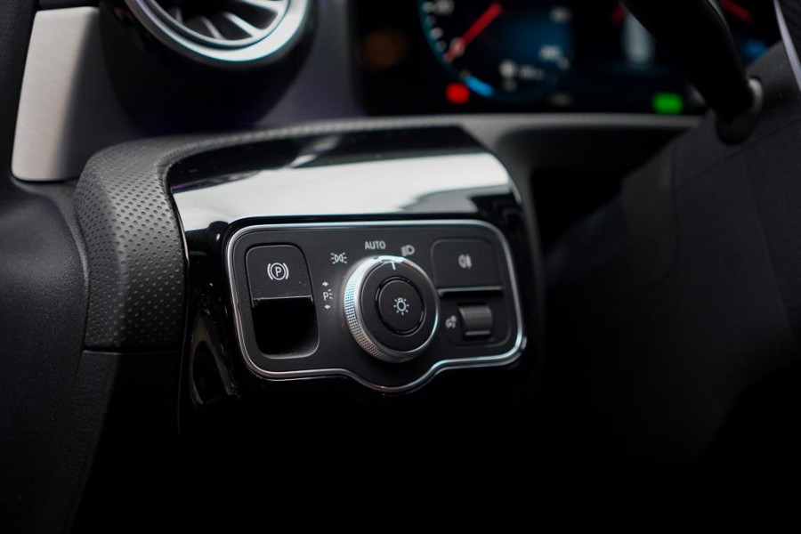 Mercedes-Benz CLA-Klasse 250e AMG Line / Pano / Sfeerverlichting / SOH 96,1 / Stoelverwarming+Ventilatie / Leder / HUD