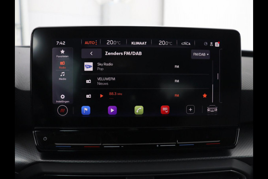 Seat Leon 1.5 eTSI Style Launch Edition | Trekhaak | Adaptive cruise | Camera | Carplay | Navigatie | DAB | Parkeerhulp | Digital Cockpit | Climate control | Bluetooth