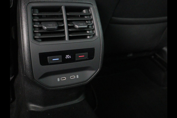 Seat Leon 1.5 eTSI Style Launch Edition | Trekhaak | Adaptive cruise | Camera | Carplay | Navigatie | DAB | Parkeerhulp | Digital Cockpit | Climate control | Bluetooth