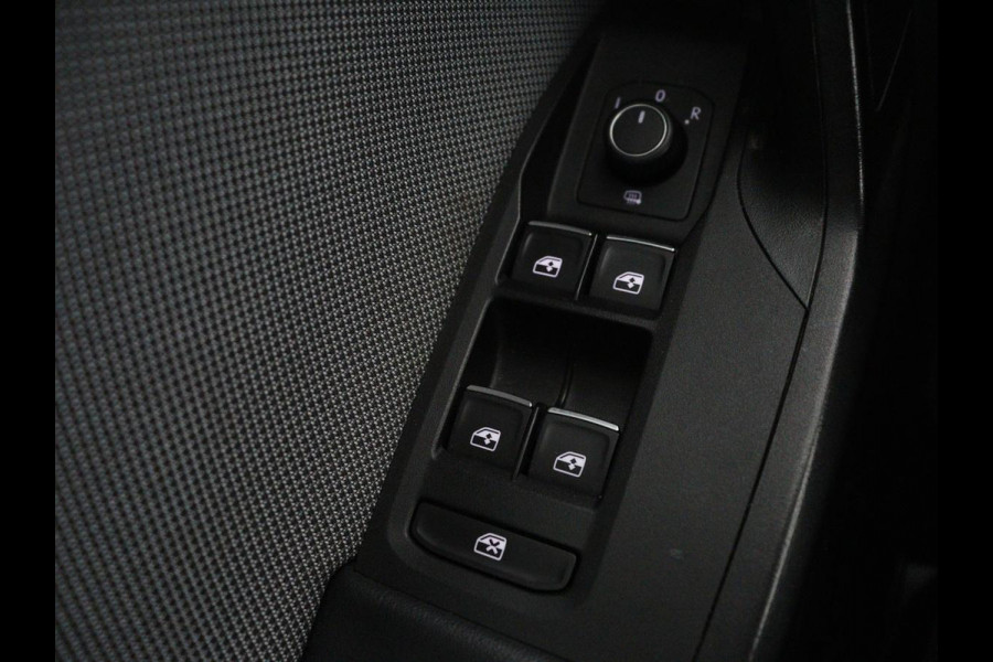 Seat Leon 1.5 eTSI Style Launch Edition | Trekhaak | Adaptive cruise | Camera | Carplay | Navigatie | DAB | Parkeerhulp | Digital Cockpit | Climate control | Bluetooth