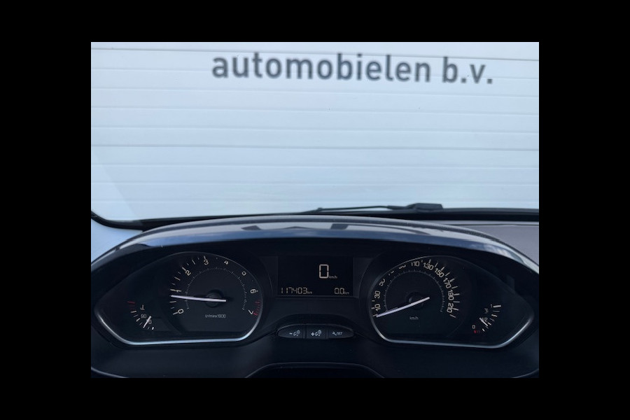 Peugeot 2008 1.2 Blue Lion - Trekhaak - Panorama dak - NAP