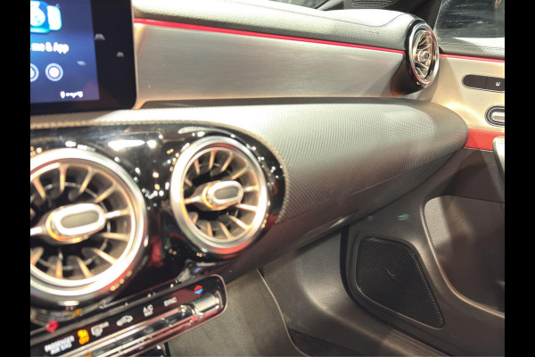 Mercedes-Benz CLA-Klasse 180 Premium Plus AMG-Line Panoramadak | Leder | Memory | Night-pakket | Keyless-Go | Multibeam LED |