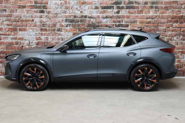 CUPRA Formentor 1.5 TSI e-Hybrid VZ Performance Automaat / Virtual Cockpit / 19 Inch / LED Matrix / Sportstoelen / Adaptieve Cruise Control / Achteruitrijcamera / Extra Getint Glas / Apple CarPlay / Stoelverwarming / Parkeersensoren voor+achter / DAB / Climate Control / Bluetooth