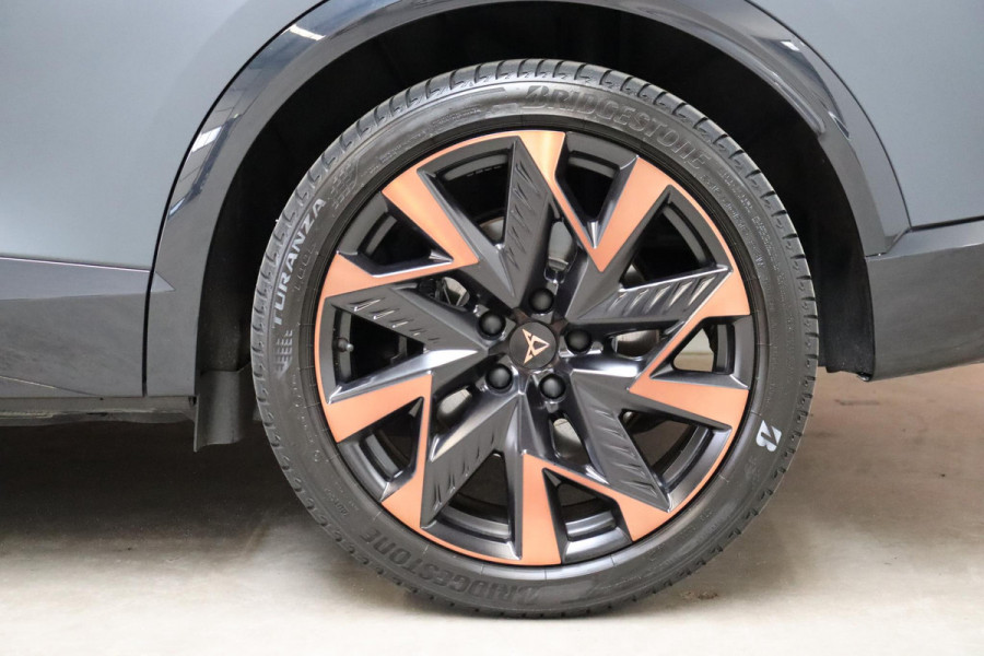 CUPRA Formentor 1.5 TSI e-Hybrid VZ Performance Automaat / Virtual Cockpit / 19 Inch / LED Matrix / Sportstoelen / Adaptieve Cruise Control / Achteruitrijcamera / Extra Getint Glas / Apple CarPlay / Stoelverwarming / Parkeersensoren voor+achter / DAB / Climate Control / Bluetooth