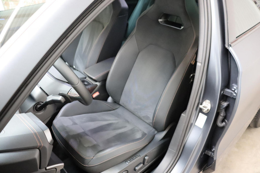 CUPRA Formentor 1.5 TSI e-Hybrid VZ Performance Automaat / Virtual Cockpit / 19 Inch / LED Matrix / Sportstoelen / Adaptieve Cruise Control / Achteruitrijcamera / Extra Getint Glas / Apple CarPlay / Stoelverwarming / Parkeersensoren voor+achter / DAB / Climate Control / Bluetooth