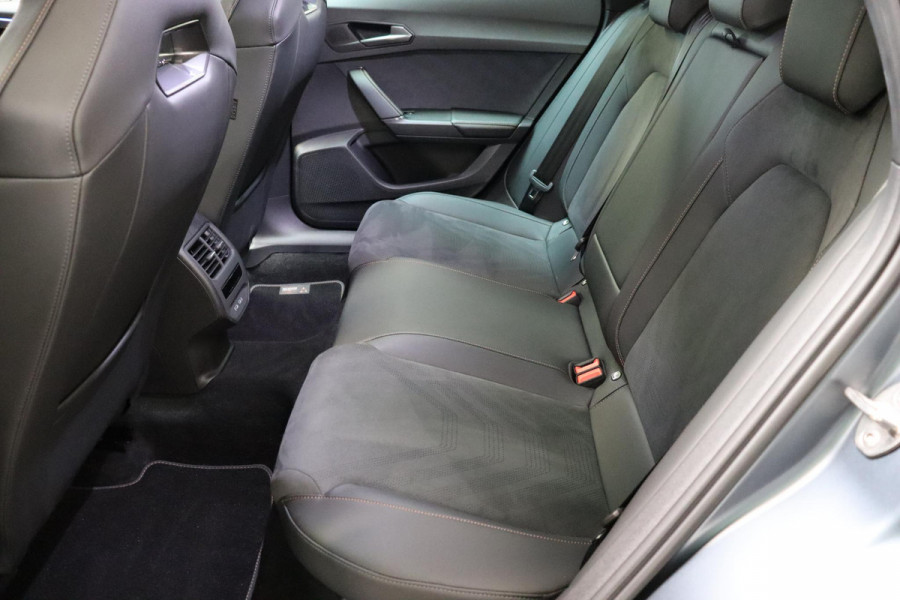 CUPRA Formentor 1.5 TSI e-Hybrid VZ Performance Automaat / Virtual Cockpit / 19 Inch / LED Matrix / Sportstoelen / Adaptieve Cruise Control / Achteruitrijcamera / Extra Getint Glas / Apple CarPlay / Stoelverwarming / Parkeersensoren voor+achter / DAB / Climate Control / Bluetooth