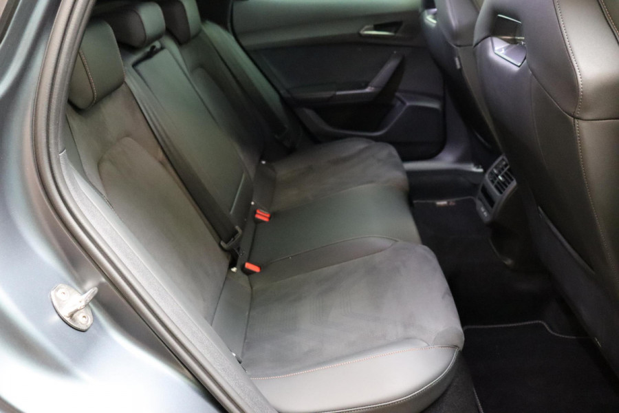 CUPRA Formentor 1.5 TSI e-Hybrid VZ Performance Automaat / Virtual Cockpit / 19 Inch / LED Matrix / Sportstoelen / Adaptieve Cruise Control / Achteruitrijcamera / Extra Getint Glas / Apple CarPlay / Stoelverwarming / Parkeersensoren voor+achter / DAB / Climate Control / Bluetooth