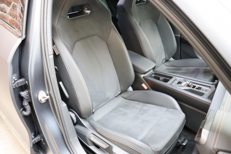 CUPRA Formentor 1.5 TSI e-Hybrid VZ Performance Automaat / Virtual Cockpit / 19 Inch / LED Matrix / Sportstoelen / Adaptieve Cruise Control / Achteruitrijcamera / Extra Getint Glas / Apple CarPlay / Stoelverwarming / Parkeersensoren voor+achter / DAB / Climate Control / Bluetooth