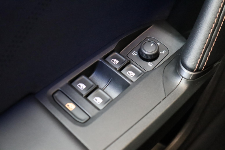 CUPRA Formentor 1.5 TSI e-Hybrid VZ Performance Automaat / Virtual Cockpit / 19 Inch / LED Matrix / Sportstoelen / Adaptieve Cruise Control / Achteruitrijcamera / Extra Getint Glas / Apple CarPlay / Stoelverwarming / Parkeersensoren voor+achter / DAB / Climate Control / Bluetooth