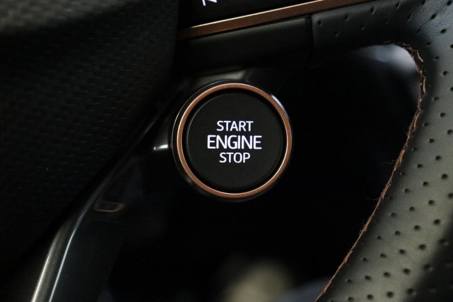 CUPRA Formentor 1.5 TSI e-Hybrid VZ Performance Automaat / Virtual Cockpit / 19 Inch / LED Matrix / Sportstoelen / Adaptieve Cruise Control / Achteruitrijcamera / Extra Getint Glas / Apple CarPlay / Stoelverwarming / Parkeersensoren voor+achter / DAB / Climate Control / Bluetooth