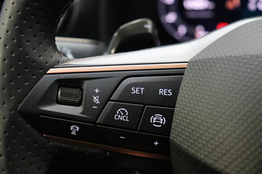 CUPRA Formentor 1.5 TSI e-Hybrid VZ Performance Automaat / Virtual Cockpit / 19 Inch / LED Matrix / Sportstoelen / Adaptieve Cruise Control / Achteruitrijcamera / Extra Getint Glas / Apple CarPlay / Stoelverwarming / Parkeersensoren voor+achter / DAB / Climate Control / Bluetooth