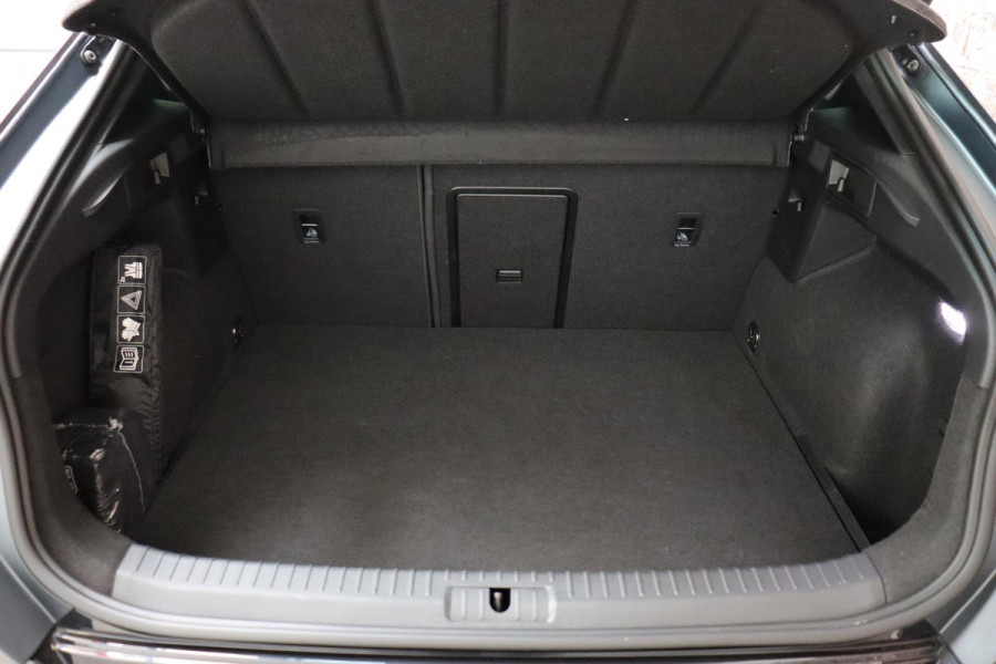 CUPRA Formentor 1.5 TSI e-Hybrid VZ Performance Automaat / Virtual Cockpit / 19 Inch / LED Matrix / Sportstoelen / Adaptieve Cruise Control / Achteruitrijcamera / Extra Getint Glas / Apple CarPlay / Stoelverwarming / Parkeersensoren voor+achter / DAB / Climate Control / Bluetooth