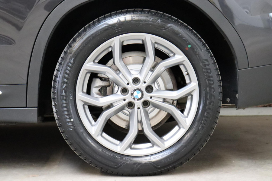 BMW X3 xDrive20i High Executive xLine Automaat / Panoramadak / Trekhaak / Navigatiesysteem Professional / Leder / Comfortstoelen Elektrisch Verstelbaar / Stuurwielverwarming / Chrome Line / Stoelventilatie / Hifi / Multifunctioneel Instrumentendisplay / LED /