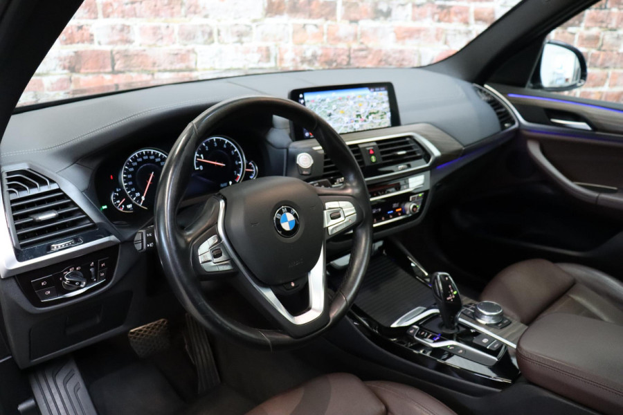 BMW X3 xDrive20i High Executive xLine Automaat / Panoramadak / Trekhaak / Navigatiesysteem Professional / Leder / Comfortstoelen Elektrisch Verstelbaar / Stuurwielverwarming / Chrome Line / Stoelventilatie / Hifi / Multifunctioneel Instrumentendisplay / LED /