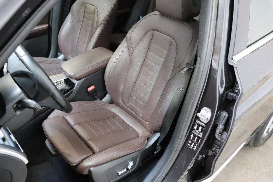 BMW X3 xDrive20i High Executive xLine Automaat / Panoramadak / Trekhaak / Navigatiesysteem Professional / Leder / Comfortstoelen Elektrisch Verstelbaar / Stuurwielverwarming / Chrome Line / Stoelventilatie / Hifi / Multifunctioneel Instrumentendisplay / LED /