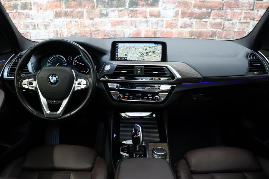 BMW X3 xDrive20i High Executive xLine Automaat / Panoramadak / Trekhaak / Navigatiesysteem Professional / Leder / Comfortstoelen Elektrisch Verstelbaar / Stuurwielverwarming / Chrome Line / Stoelventilatie / Hifi / Multifunctioneel Instrumentendisplay / LED /