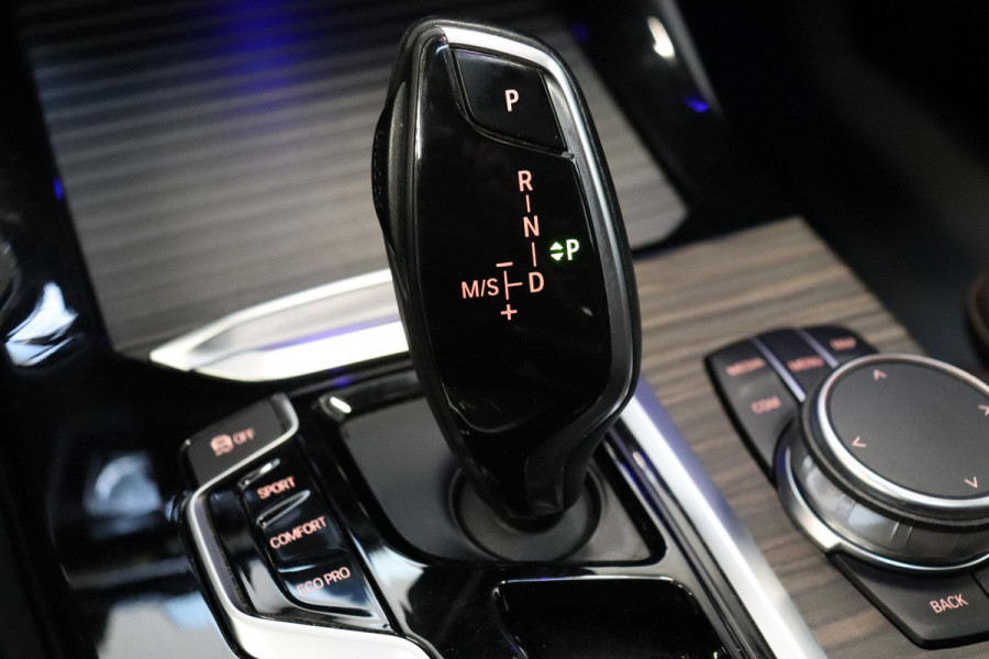 BMW X3 xDrive20i High Executive xLine Automaat / Panoramadak / Trekhaak / Navigatiesysteem Professional / Leder / Comfortstoelen Elektrisch Verstelbaar / Stuurwielverwarming / Chrome Line / Stoelventilatie / Hifi / Multifunctioneel Instrumentendisplay / LED /
