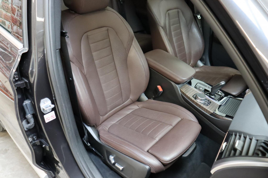 BMW X3 xDrive20i High Executive xLine Automaat / Panoramadak / Trekhaak / Navigatiesysteem Professional / Leder / Comfortstoelen Elektrisch Verstelbaar / Stuurwielverwarming / Chrome Line / Stoelventilatie / Hifi / Multifunctioneel Instrumentendisplay / LED /