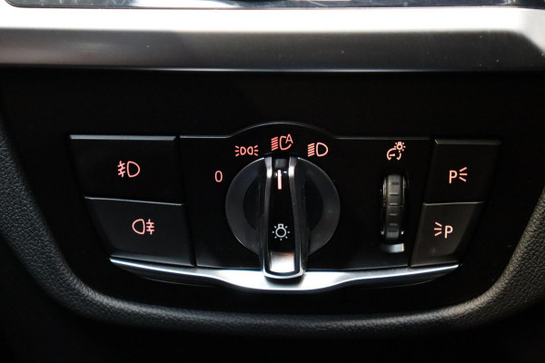 BMW X3 xDrive20i High Executive xLine Automaat / Panoramadak / Trekhaak / Navigatiesysteem Professional / Leder / Comfortstoelen Elektrisch Verstelbaar / Stuurwielverwarming / Chrome Line / Stoelventilatie / Hifi / Multifunctioneel Instrumentendisplay / LED /