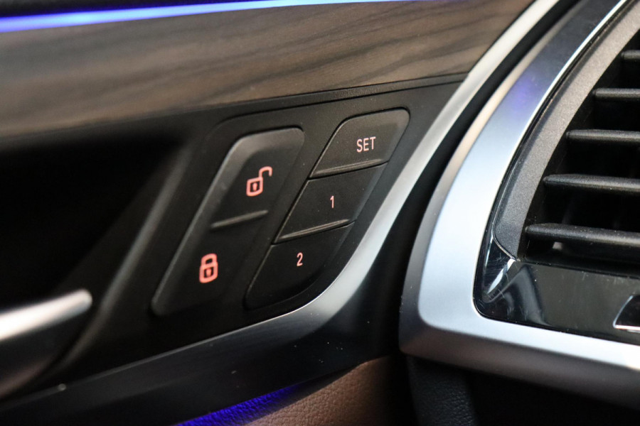 BMW X3 xDrive20i High Executive xLine Automaat / Panoramadak / Trekhaak / Navigatiesysteem Professional / Leder / Comfortstoelen Elektrisch Verstelbaar / Stuurwielverwarming / Chrome Line / Stoelventilatie / Hifi / Multifunctioneel Instrumentendisplay / LED /
