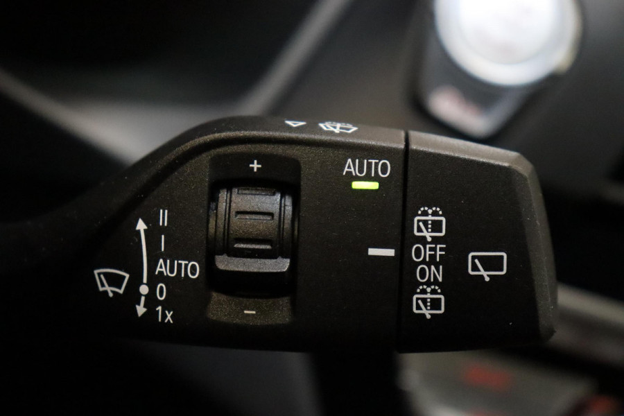 BMW X3 xDrive20i High Executive xLine Automaat / Panoramadak / Trekhaak / Navigatiesysteem Professional / Leder / Comfortstoelen Elektrisch Verstelbaar / Stuurwielverwarming / Chrome Line / Stoelventilatie / Hifi / Multifunctioneel Instrumentendisplay / LED /