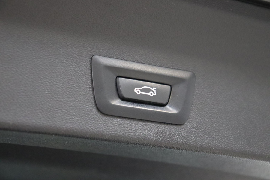 BMW X3 xDrive20i High Executive xLine Automaat / Panoramadak / Trekhaak / Navigatiesysteem Professional / Leder / Comfortstoelen Elektrisch Verstelbaar / Stuurwielverwarming / Chrome Line / Stoelventilatie / Hifi / Multifunctioneel Instrumentendisplay / LED /