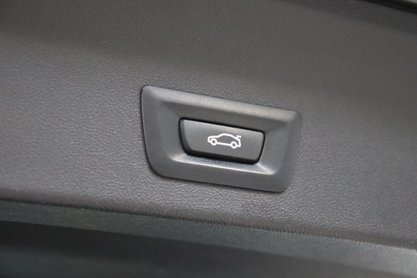 BMW X3 xDrive20i High Executive xLine Automaat / Panoramadak / Trekhaak / Navigatiesysteem Professional / Leder / Comfortstoelen Elektrisch Verstelbaar / Stuurwielverwarming / Chrome Line / Stoelventilatie / Hifi / Multifunctioneel Instrumentendisplay / LED /