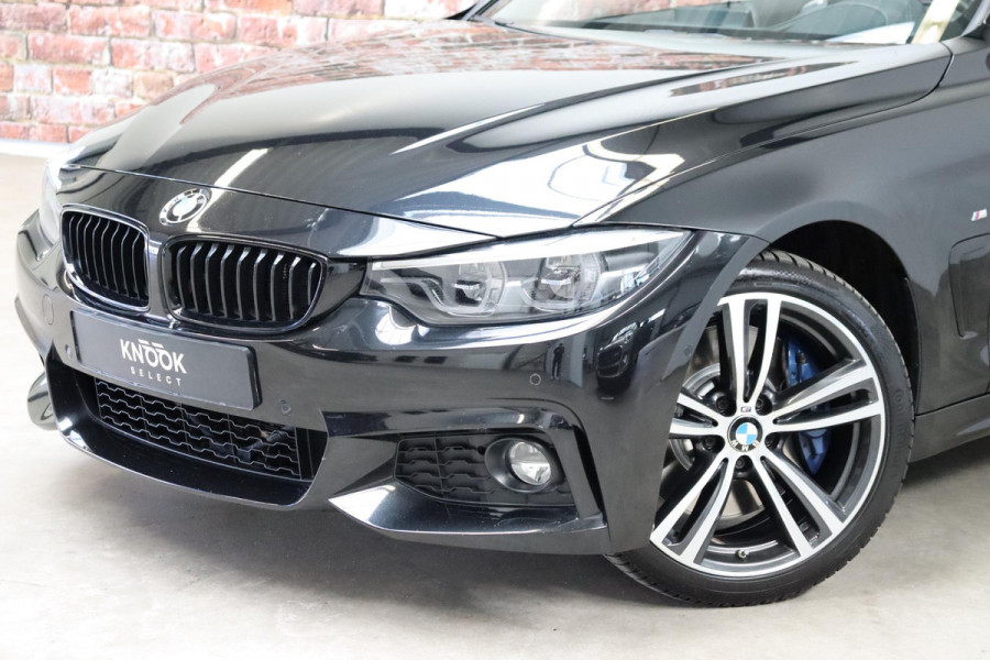 BMW 4 Serie Cabrio 430i High Executive M Sport Pakket Automaat / Navigatiesysteem Professional / Stuurwielverwarming / M Sportremsysteem / Leder / Achteruitrijcamera / Head-Up Display / Multifunctioneel Instrumentendisplay / Adaptieve LED-koplampen / Stoelverwarming / 19 Inch / Harman Kardon / Air Collar