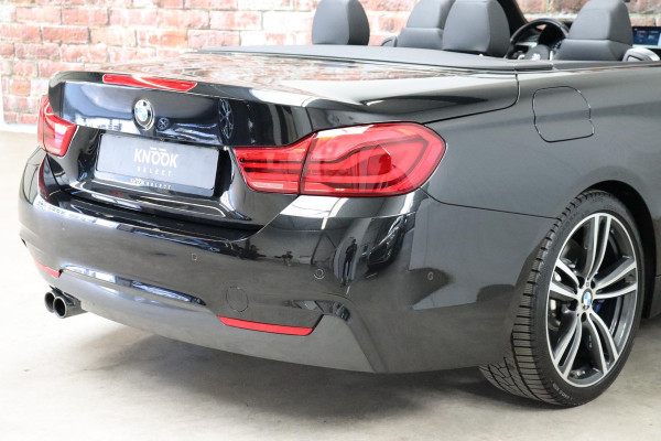 BMW 4 Serie Cabrio 430i High Executive M Sport Pakket Automaat / Navigatiesysteem Professional / Stuurwielverwarming / M Sportremsysteem / Leder / Achteruitrijcamera / Head-Up Display / Multifunctioneel Instrumentendisplay / Adaptieve LED-koplampen / Stoelverwarming / 19 Inch / Harman Kardon / Air Collar