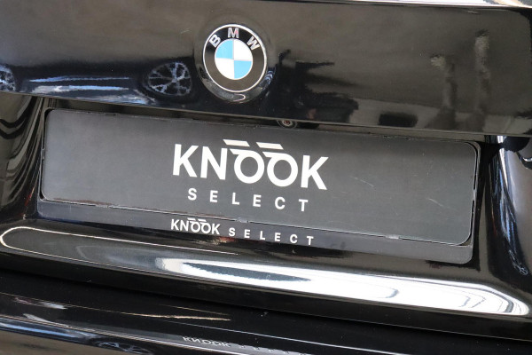 BMW 4 Serie Cabrio 430i High Executive M Sport Pakket Automaat / Navigatiesysteem Professional / Stuurwielverwarming / M Sportremsysteem / Leder / Achteruitrijcamera / Head-Up Display / Multifunctioneel Instrumentendisplay / Adaptieve LED-koplampen / Stoelverwarming / 19 Inch / Harman Kardon / Air Collar